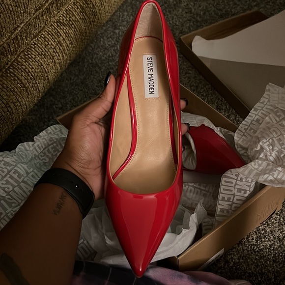 STEVE MADDEN Red Patent Heel - Picture 3 of 4